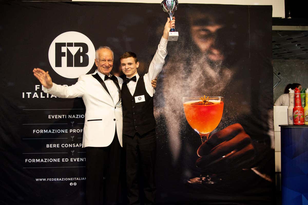 Il presidente Fib Paolo Mascarucci con il vincitore Andrea Chiadó Andrea Chiadó è il vincitore del “Campionato Italiano Barman Scuole Alberghiere”